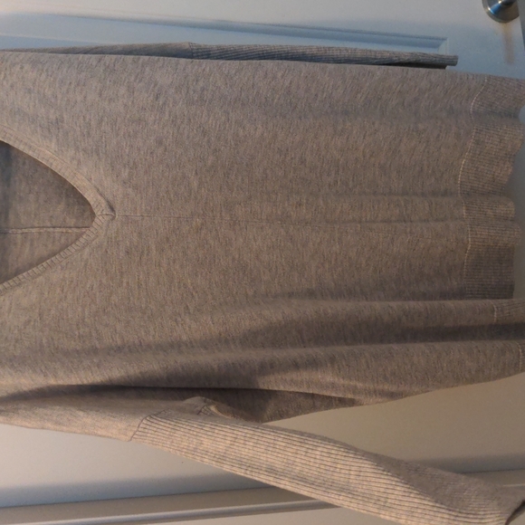 RW &Co oversize v neck sweater in heather grey - Picture 2 of 4